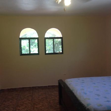 Le Dubourg Guesthouse Montrouis Exterior photo