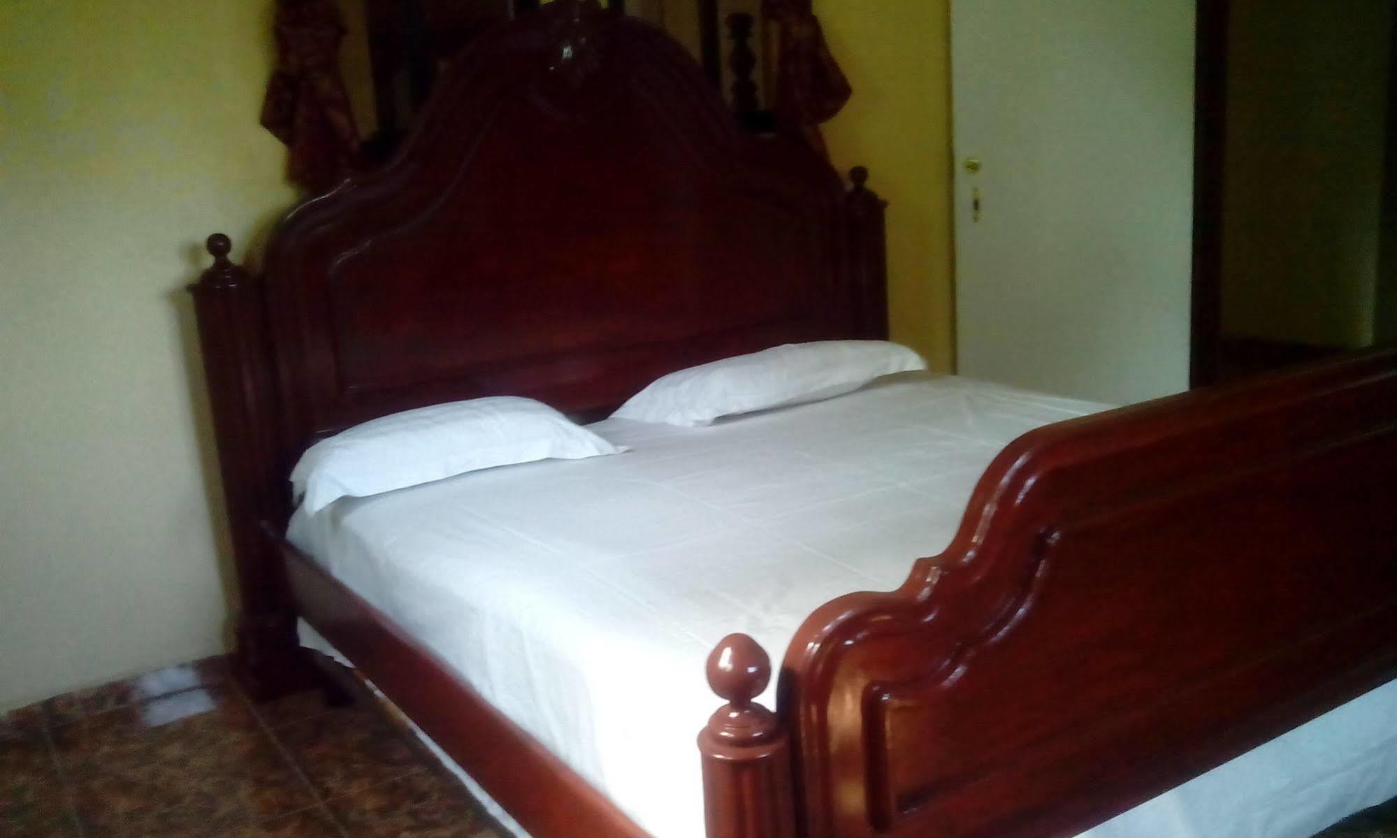 Le Dubourg Guesthouse Montrouis Exterior photo